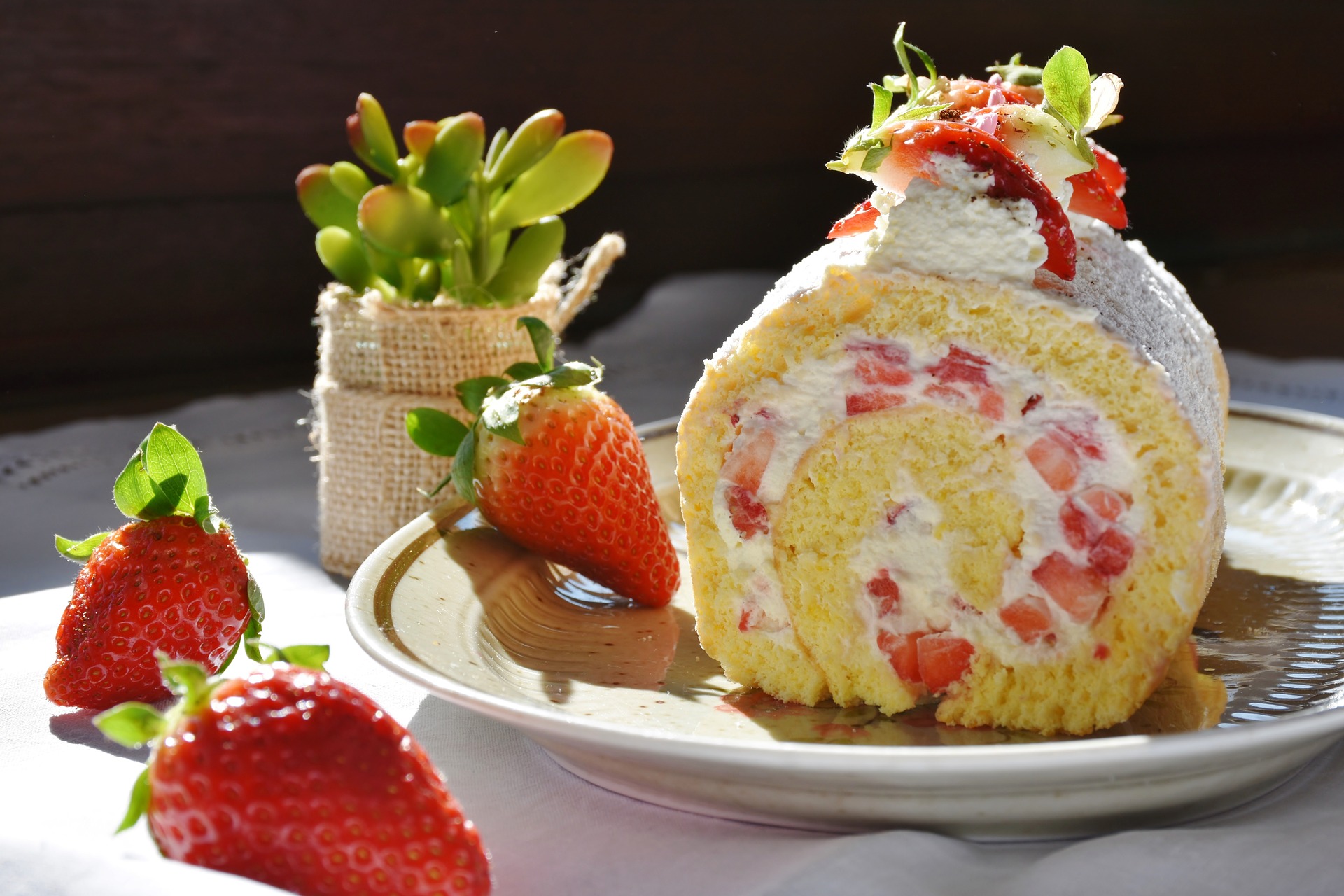 Die leckerste Erdbeer-Roulade zum Muttertag | SugarTrends