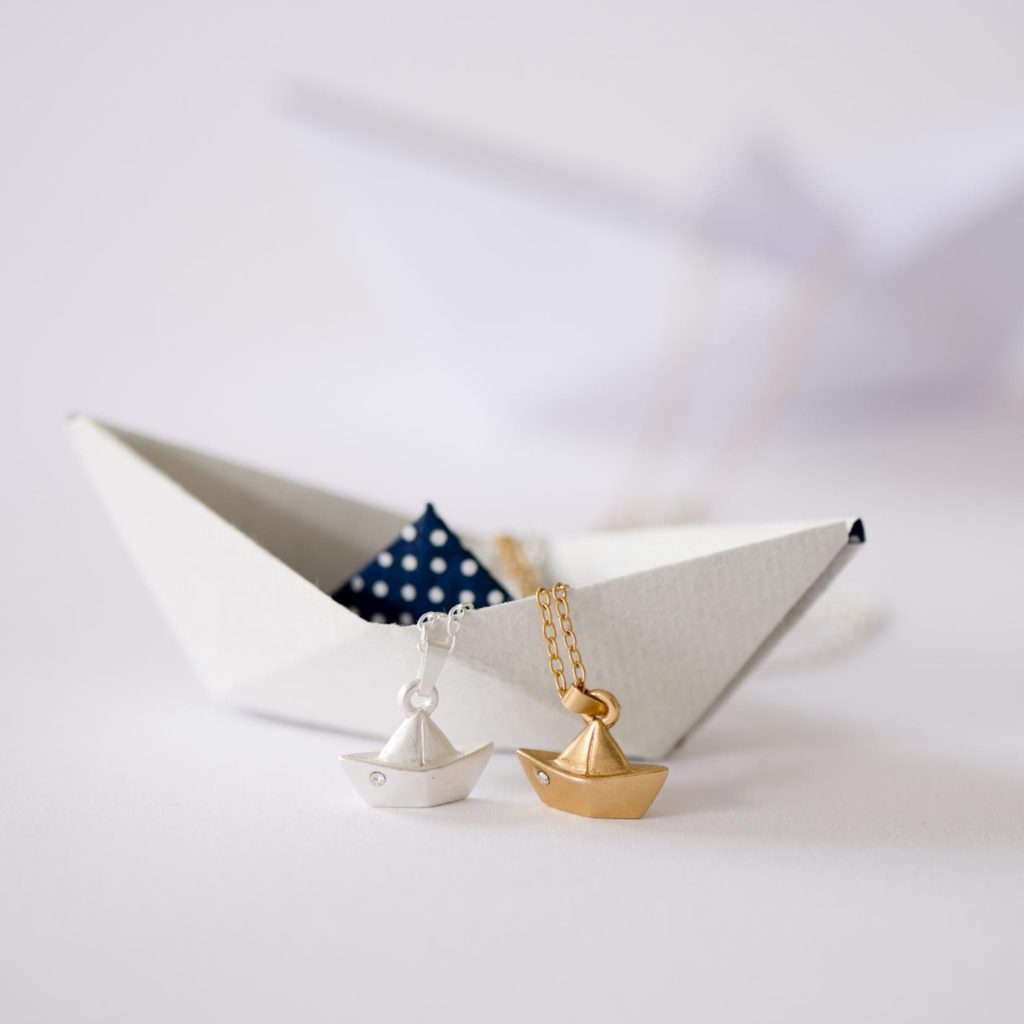 gubo-schmuckdesign-papierschiff-kette-versilbert-23
