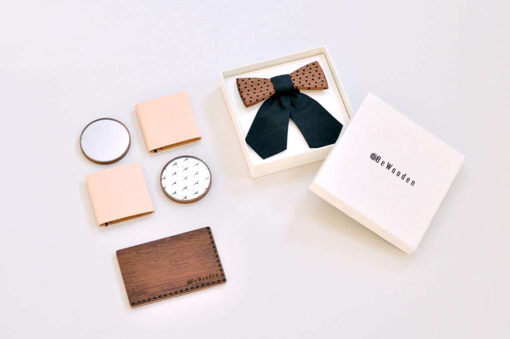 Card holder with wooden bow tie and wooden elegant mirrors by BeWooden